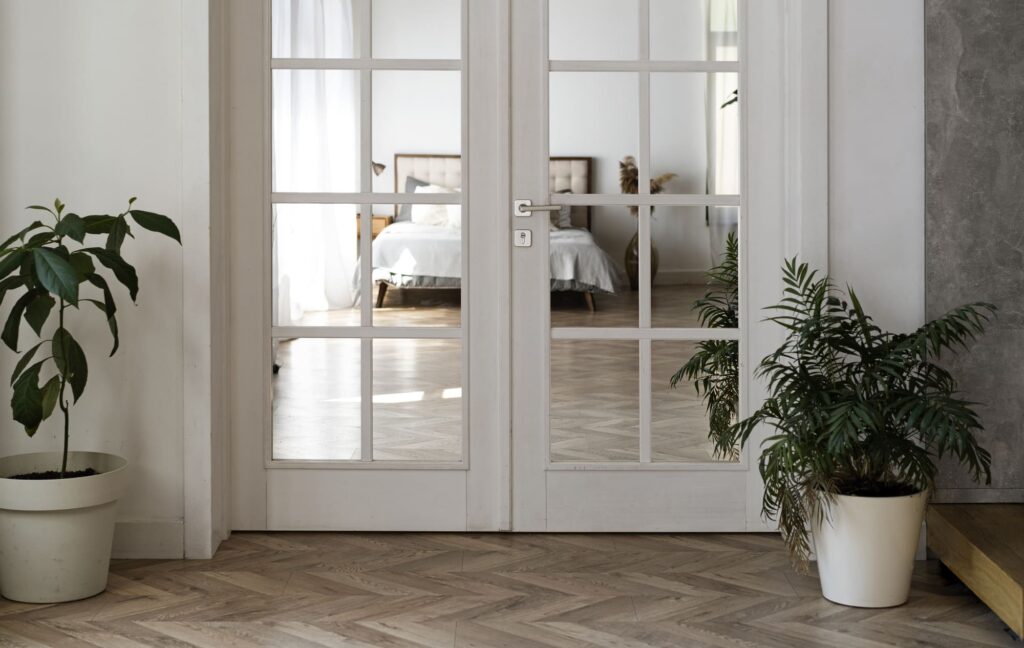 Een doorzichtige deur in de woonkamer